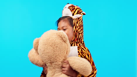 Kinder,-Teddybär-Und-Pyjamas-Mit-Einem-Mädchen