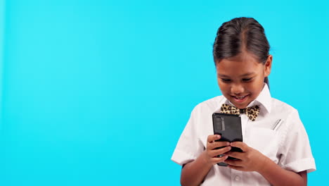 Modell,-Kind-Und-Mädchen-Mit-Einem-Smartphone