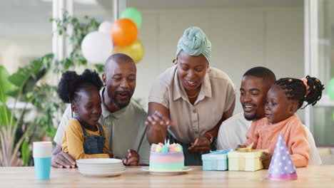 Schwarze-Familie,-Geburtstagstorte