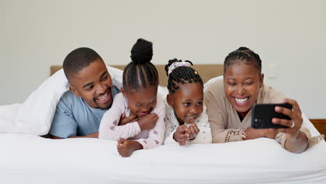 Black-family,-selfie-and-parents-with-children