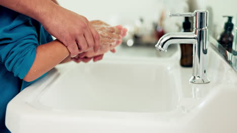 Hände,-Waschen-Und-Eltern-Helfen-Dem-Kind