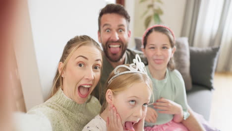 Lustig,-Gesicht-Und-Selfie-Der-Eltern