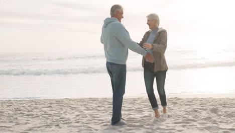 Älteres-Paar,-Tanzen-Und-Strand-Bei-Sonnenuntergang