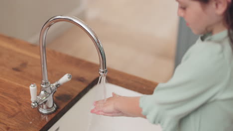 Reinigung,-Hände-Von-Mädchen-Und-Kind-Mit-Seife