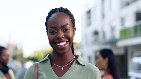 Schwarze-Frau,-Kreativ-Und-Selbstbewusst-Lächeln