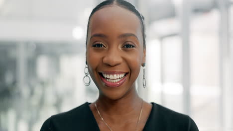 Cara,-Mujer-Negra-Divertida-Y-Diseñadora-En-La-Oficina