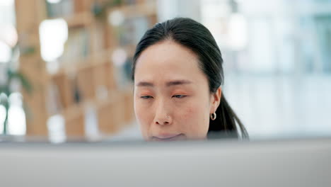 Gesicht,-Computer-Und-Recherche-Mit-Einem-Business-Asiaten