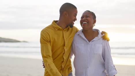Afrikanisches-Paar,-Strand-Und-Umarmung-Für-Einen-Spaziergang-Mit-Liebe