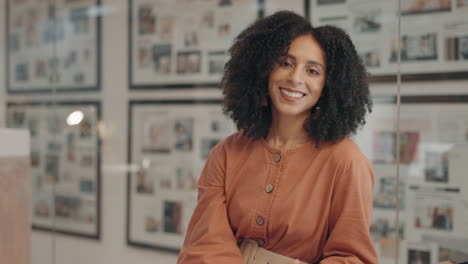 Face,-afro-and-smile-with-a-business-woman