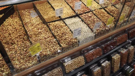 Turquía-Estambul-12-De-Enero-De-2023,-Variedad-De-Nueces-A-La-Venta-En-Una-Súper-Tienda