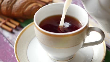 Milch-Mit-Tee-In-Eine-Tasse-Gießen