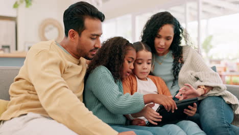 Tablet,-Familie-Und-Kinder-Mit-Den-Eltern-Zu-Hause
