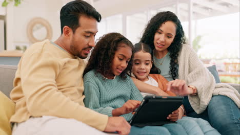Kinder,-Eltern-Und-Familie-Mit-Tablet-Im-Wohnzimmer