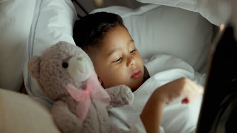 Nacht,-Bett-Und-Ein-Kind-Mit-Einem-Tablet-Für-Das-Internet