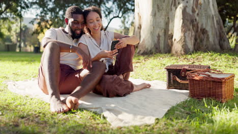 Happy,-social-media-and-an-interracial-couple
