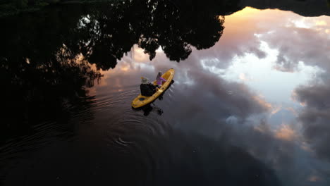 Naturaleza,-Río-Y-Gente-En-Kayak