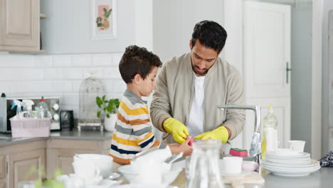 Kind-Und-Vater-Unterrichten-Und-Das-Geschirr-Spülen