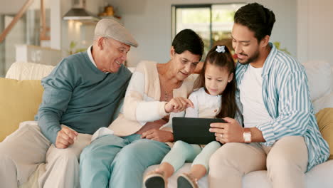 E-Learning,-Tablet-Und-Glücklich-Mit-Der-Großen-Familie