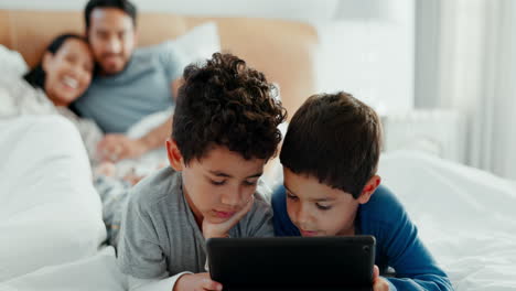 Brothers,-children-and-tablet-with-parents-on-bed