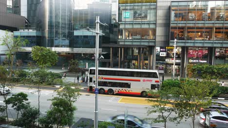 Singapur,-1-De-Junio-De-2022-Personas-Que-Toman-El-Autobús-De-Transporte-Público,