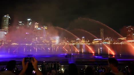 Singapur-Marina-Bay-23.-Juni-2022,-Menschen-Genießen-Den-Lichtweg-An-Der-Marina-Bar