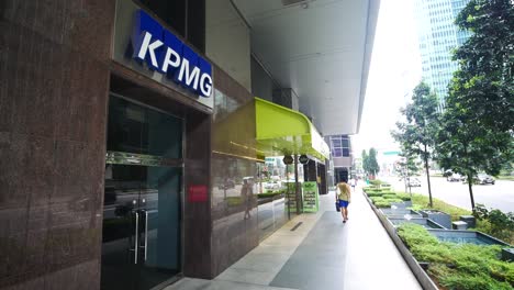 Singapur-1-De-Junio-De-2022-Logotipo-De-La-Firma-De-Contabilidad-Kpmg-En-El-Edificio-Financiero