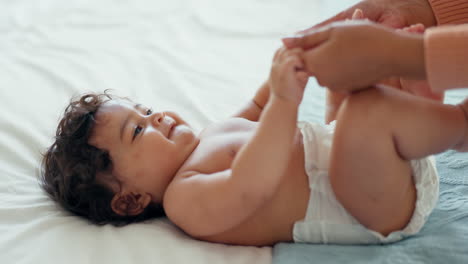 Neugeborenes,-Mutter-Und-Spielen-Im-Bett