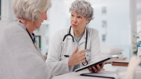 Médico-Senior,-Tableta-Y-Discusión-Con-El-Paciente