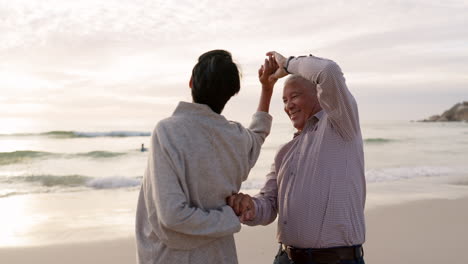 Älteres-Paar,-Strand-Und-Tanzen-Im-Freien-Bei-Sonnenuntergang