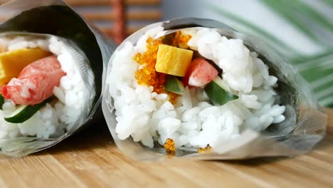 Maki-Sushi-Auf-Dem-Teller-Mit-Essstäbchen-Auf-Dem-Tisch