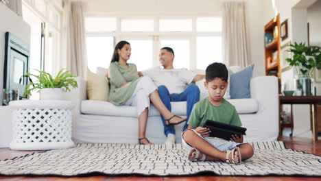 Familie,-Tablet-Und-Kind-Auf-Dem-Teppich-Im-Häuslichen-Leben