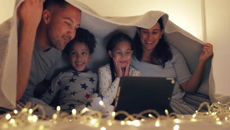 Laptop,-parents-and-kids-in-bed-for-movie