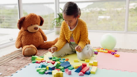 Kinder,-Spielzeug-Und-Bildung-Mit-Einem-Spielenden-Mädchen