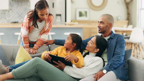 Einfamilienhaus,-Sofa-Und-Eltern-Streaming