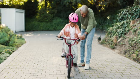 Vater-Bringt-Seinem-Kind-Das-Fahrradfahren-Bei