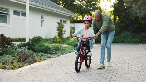 Vater-Hilft-Seinem-Kind-Beim-Fahrradfahren