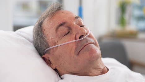 Sauerstoff,-Krankenhausbett-Und-Schlafender-älterer-Mann