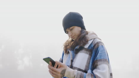 Woman,-hiking-and-phone-with-connectivity-problem