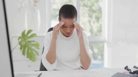 Kopfschmerzen,-Stress-Und-Geschäftsfrau-Im-Büro