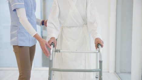 Krankenschwester,-ältere-Frau-Und-Gehhilfe-Als-Helfende-Hand
