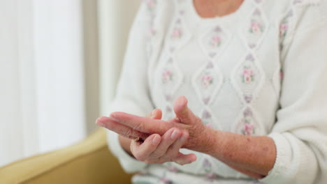Hände,-Schmerzen-Oder-Arthritis-Und-Eine-Alte-Frau