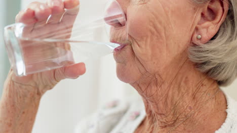 Durstig,-Nahaufnahme-Und-ältere-Frau-Trinkt-Wasser