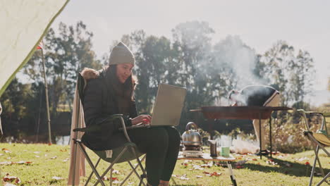 Camping,-Morgen-Und-Eine-Frau,-Die-Ihren-Laptop-Benutzt
