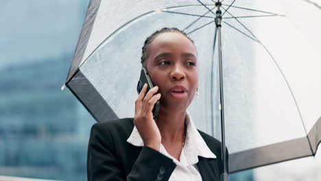 Denken,-Regenschirm-Und-Eine-Schwarze-Frau-Am-Telefon
