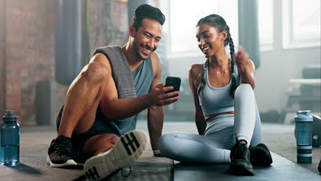 Couple-of-friends,-phone-and-fitness-for-training