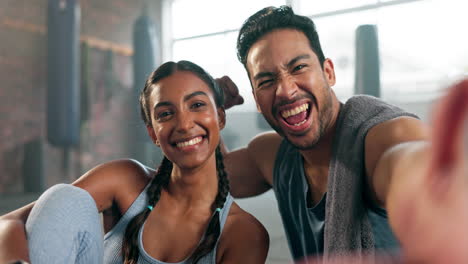Happy-couple,-fitness-and-selfie-for-workout