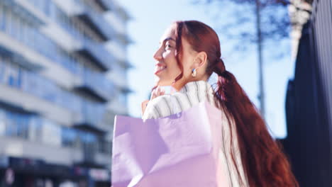 Mujer-Feliz,-Caminando-Y-Bolsa-De-Compras-En-La-Ciudad