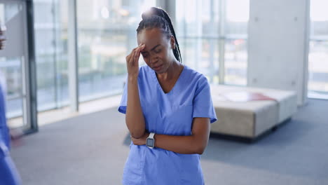 Dolor-De-Cabeza,-Enfermera-Y-Mujer-Negra-Con-Estrés