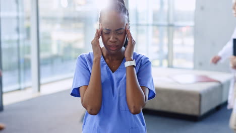Kopfschmerzen,-Krankenschwester-Und-Schwarze-Frau-Mit-Stress