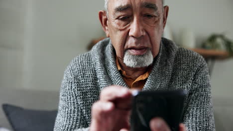 Anciano,-Teléfono-Inteligente-Y-Escribiendo